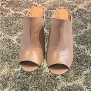 BEAUTIFUL EXPRESS Beige crocodile texture mules